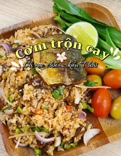 Cơm trộn cay cá nục chiên kiểu Thái, món ăn ngon lạ miệng với cá lóc xướng vàng giòn