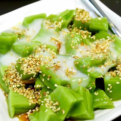 Công thức làm bánh đúc gân lá dứa siêu ngon tại nhà với nước cốt dừa và mè rang