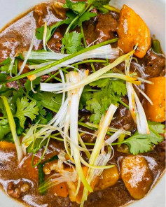 Công thức làm bò sốt kiểu nhà đậm vị thơm ngon ngày Tết với rượu vang và quế hồi