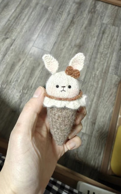 Công thức móc búp bê thỏ kem ốc quế màu be