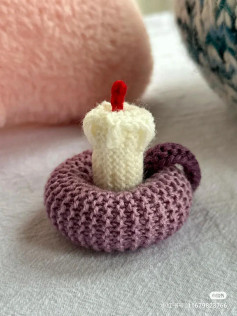 Crochet Bagel Candle Holder Pattern: Free Chart for DIY Mini Amigurumi Candle and Purple Ring Base