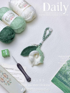 Crochet Calla Lily Flower Keychain Pattern with Pearls