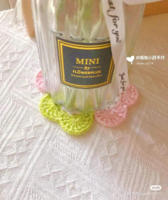 Crochet Chart: Four-Leaf Clover Coaster with Daisy Flower Pattern