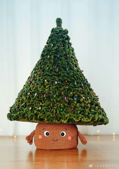 Crochet Christmas Tree Pattern with Cute Base and Chenille Yarn