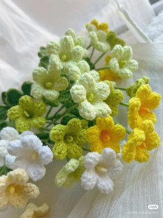 Crochet Clover Flower Pattern: Yellow, White and Green Amigurumi Tutorial Chart