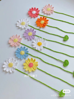 Crochet Daisy Bag Charm Pattern: Colorful Flower Hanging Ornament Chart