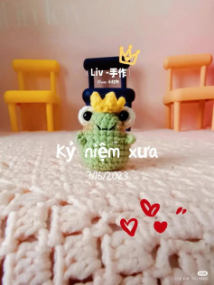 Crochet Frog Prince Pattern: Cute Green Amigurumi with Yellow Crown and Phone Case Charm