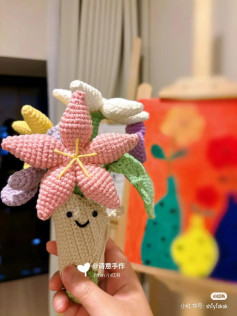 Crochet Jellycat Handheld Flower Bouquet Pattern with Five-Pointed Star Flowers and Cute Wrapper