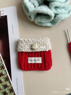 Crochet Mini Bag Pattern Tutorial: Red and White Buttoned Pouch