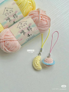 Crochet Moon and Saturn Keychain Tutorial