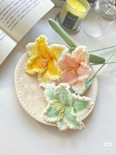 Crochet Parrot Tulip Flower Pattern: Detailed Instructions for Petals and Leaves in Pastel Colors