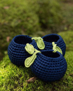 Crochet Pattern for Blue Bilberry Baskets with Green Leaves by Lankava
