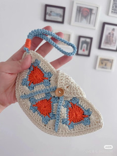 Crochet pattern for colorful triangular flower clutch bag
