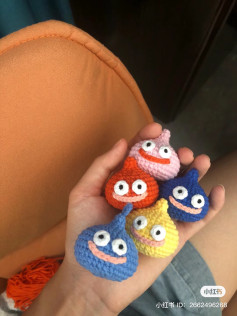 Crochet Pattern Tutorial for DQB2 Slimes Amigurumi Keychains with Colorful Designs and Detailed Stitch Instructions