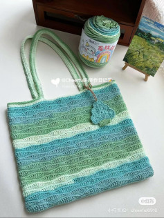 Crochet Wave Tote Bag Pattern with Gradient Green Yarn
