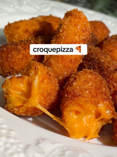 Croquepizza: Croquetas de queso y salsa de tomate crujientes