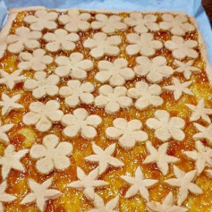 Crostata di Albicocche con decorazioni a fiore
