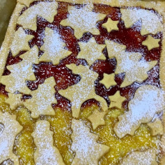 Crostata Natalizia con marmellata di fragole e ananas: dolce festivo decorato