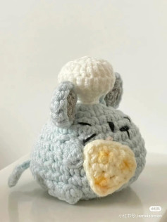 Cute Blue Crochet Mouse with Bread Pattern and Chart