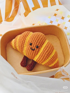 Cute Crochet Croissant Amigurumi Pattern with Legs and Face