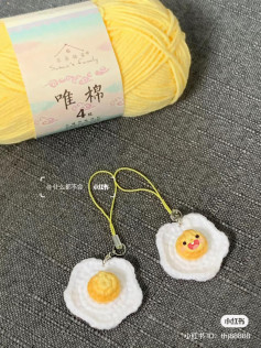 Cute Crochet Keychains Pattern: Fried Egg and Sunflower Amigurumi with Written Instructions