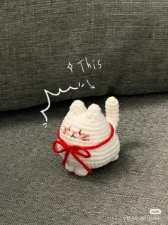Cute White Cat Amigurumi with Red Bow Pattern