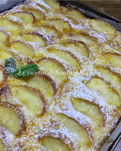 Delizia alle Mele con Marmellata di Albicocche: Dolce sfizioso con fette di mela, yogurt e glassa dorata