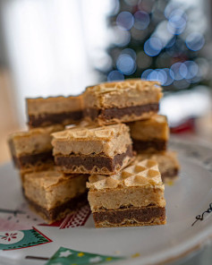 Dvobojne oblatne: No-bake wafer cake with dark and white chocolate hazelnut layers
