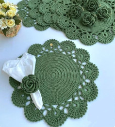 Elegant Crochet Placemats with Decorative Rose Napkin Rings in Green, Pink, and Dusty Rose