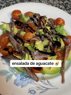 Ensalada de aguacate con anchoas, cherry tomatoes y vinagre de módena