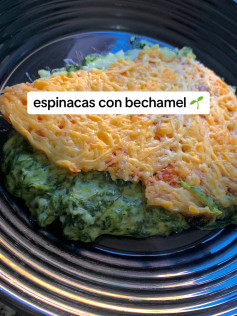 Espinacas con bechamel: receta fácil de espinacas salteadas con ajo y queso gratinado