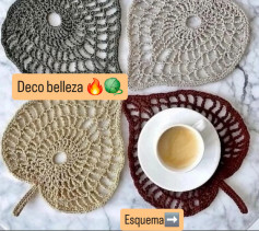 Esquema de ganchillo para posavasos decorativos en forma de hoja con patrón detallado