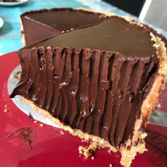 Essa torta de chocolate hiper cremosa incrível com base de farinha de aveia e cobertura de chocolate 60% cacau