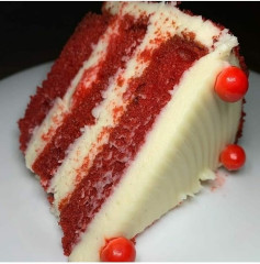 Fatia de Bolo Vermelho com Recheio Branco e Decoração Vermelha