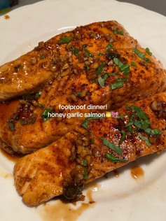 Foolproof Honey Garlic Salmon: Easy Pan-Fried Dinner Recipe with Paprika and Fresh Herbs