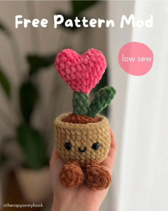 Free Crochet Pattern Mod: Cute Heart Flower in Pot with Step-by-Step Instructions