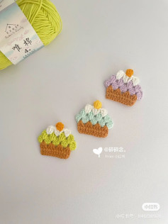 Free Crochet Pattern Tutorial for Cute Flat Cupcake Charms in Pastel Colors