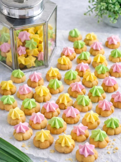 Gem Rose (Kue Monas) Recipe by fridajoincoffee: Colorful Star-Topped Cookies