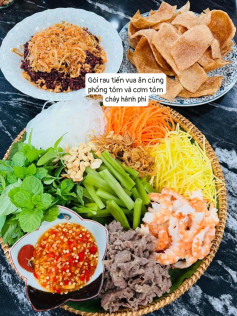 Gỏi rau tiến vua trộn tôm thịt, bò xào và cơm tôm cháy hành phi