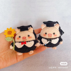 Graduation Pig Amigurumi Crochet Pattern with Sunflower
