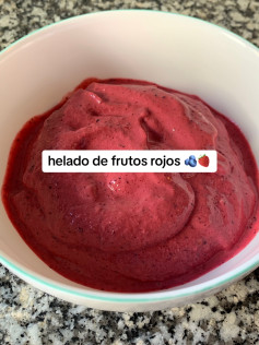 Helado de frutos rojos con yogur griego