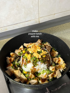 Homemade Pepper Lunch with Chicken Thigh, Caramelized Onions, and Garlic Chips Recipe