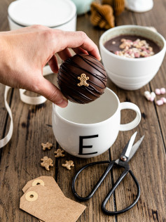 Hot Chocolate Bombs: Schmelzende Schokokugeln mit Marshmallows und Lebkuchengewürz