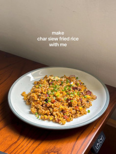 How to make delicious char siew fried rice with diced meat, garlic, onions, and scrambled eggs