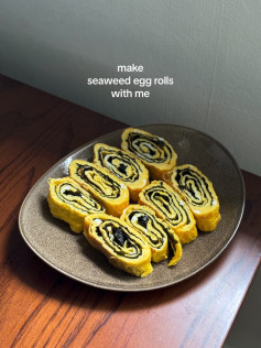 How to make delicious seaweed egg rolls with sesame oil and salt