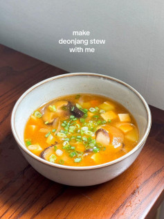 How to make Deonjang Stew with potatoes, carrots, scallions and shiitake mushrooms