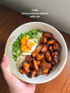 How to make honey sriracha salmon rice bowl with garlic, paprika, salt and pepper