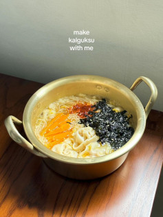 How to make Korean Kalguksu noodle soup with anchovy broth and dumplings