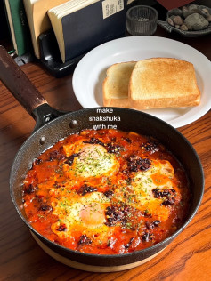 How to make Shakshuka with poached eggs in tomato sauce