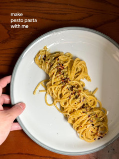 How to plate pesto pasta with minced garlic and Barilla Genovese sauce